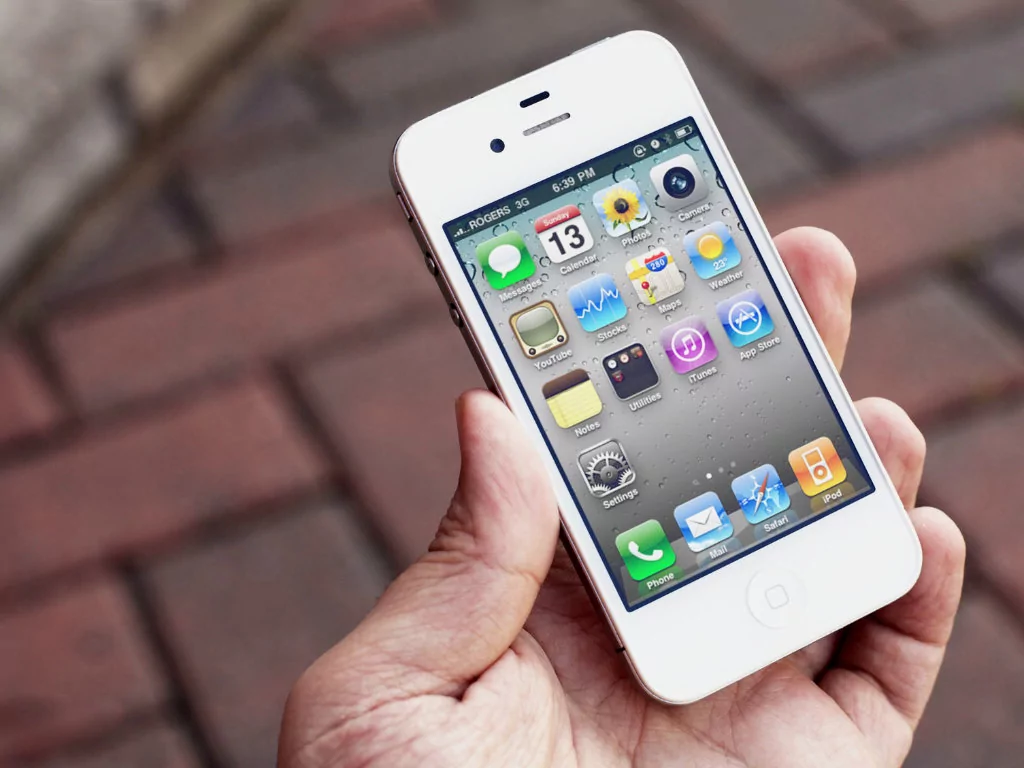Are You Really Gonna Wait All Month for a White iPhone 4?